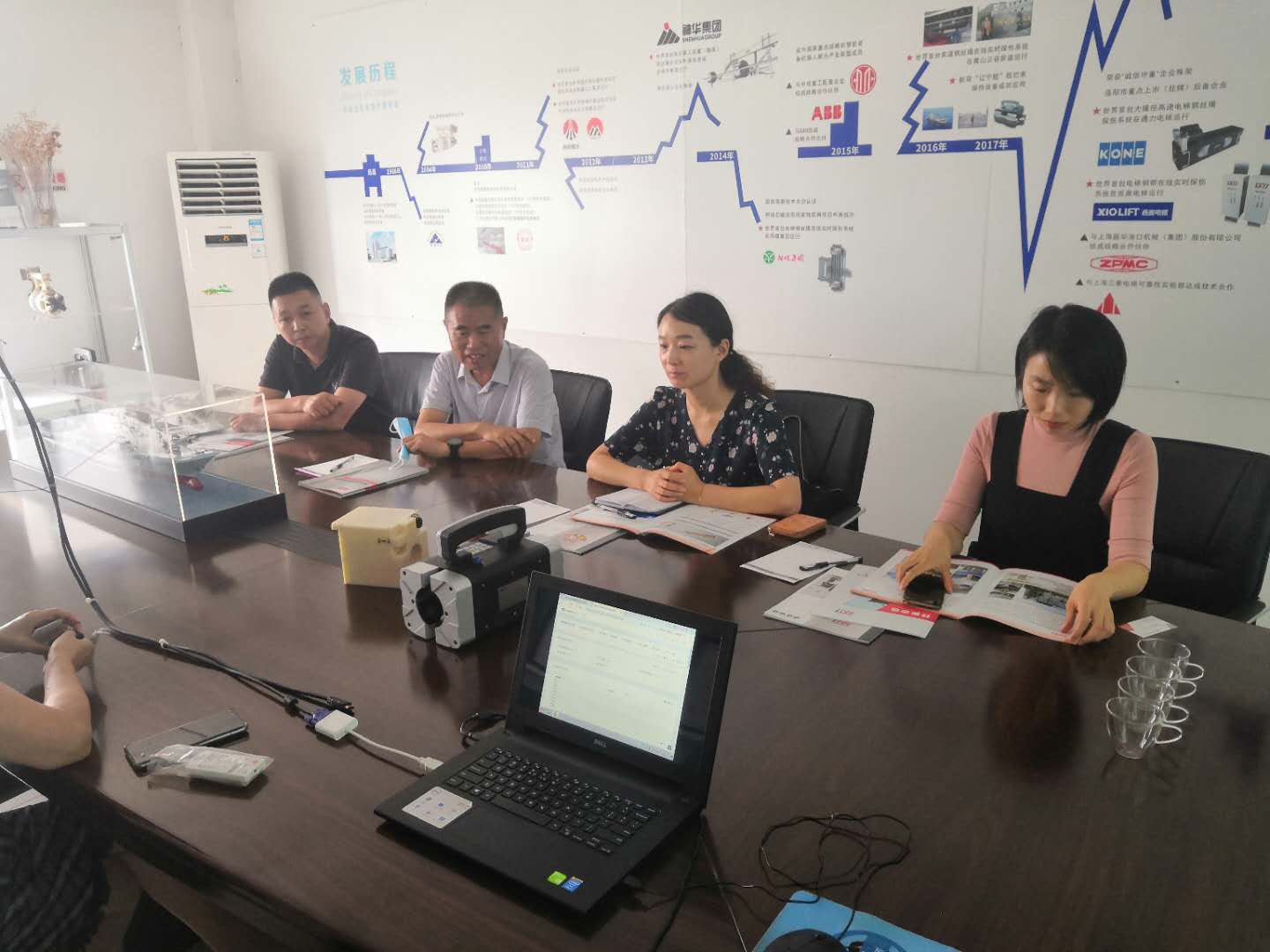 省工信厅领导一行到洛阳91视频H下载参观调研